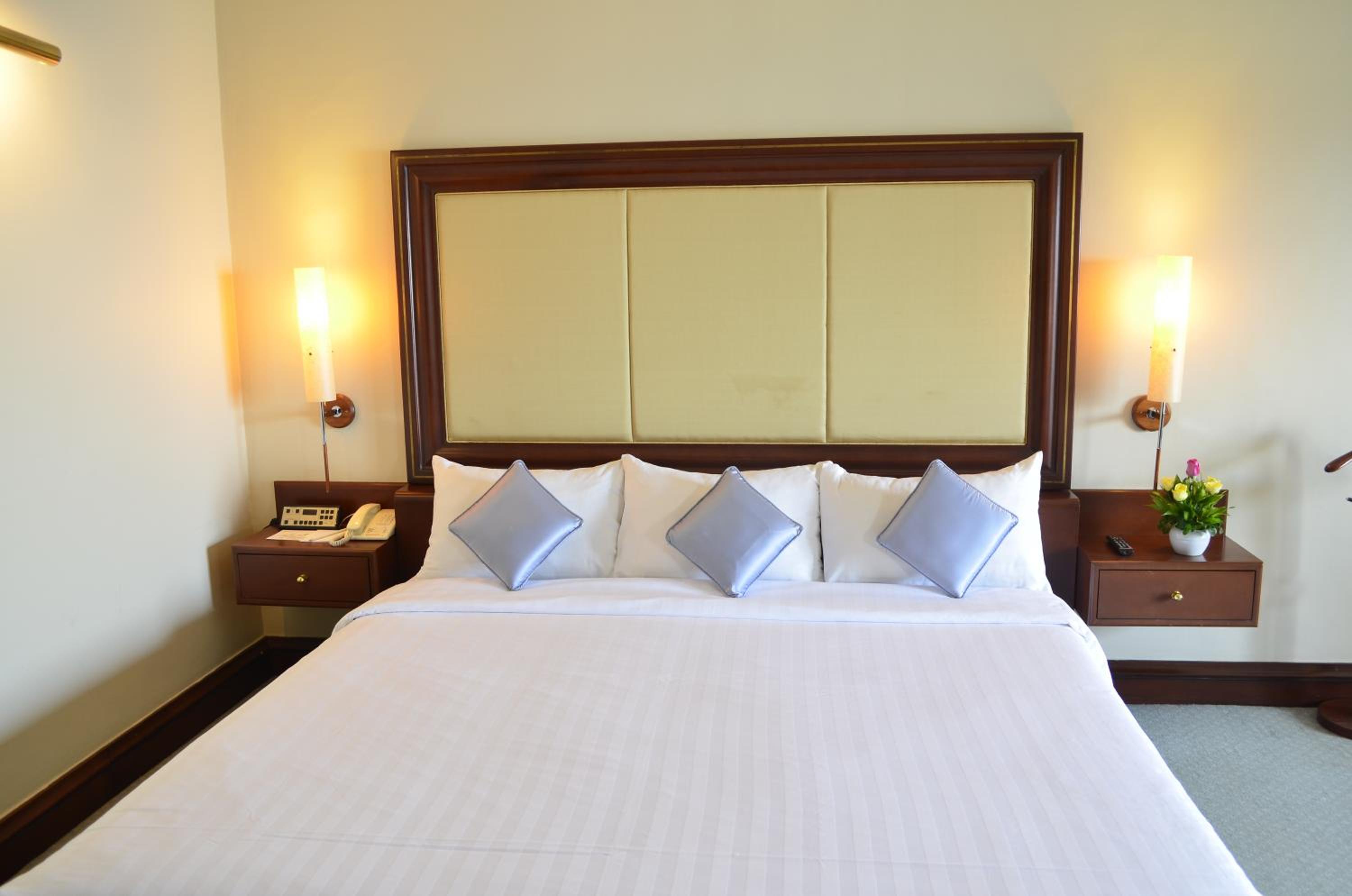 جناح تنفيذي بسرير كينج، Cambodiana Hotel 2/10