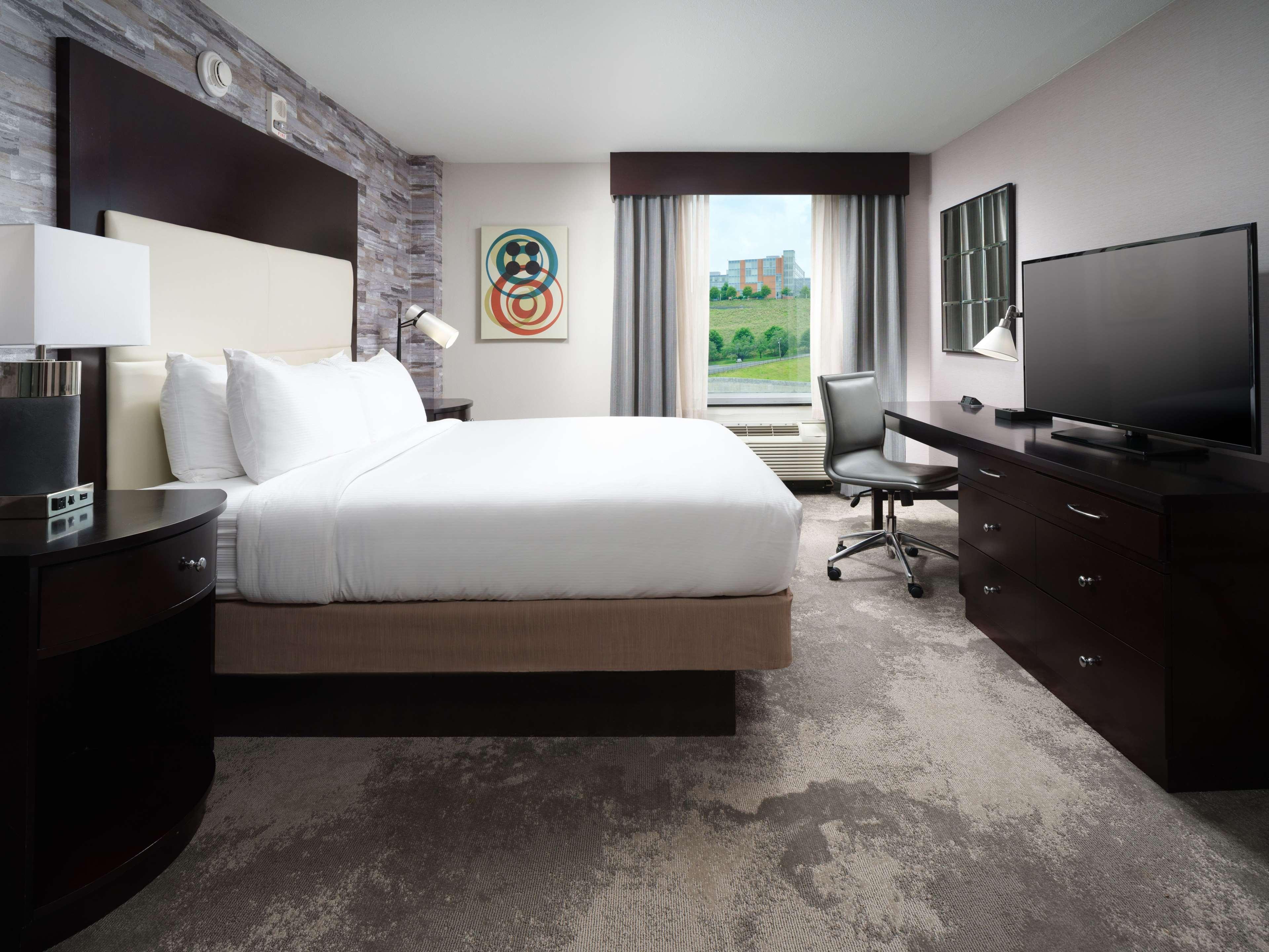 2 BEDROOMS, SUITE, 1 KING AND 2 QUEEN BEDS