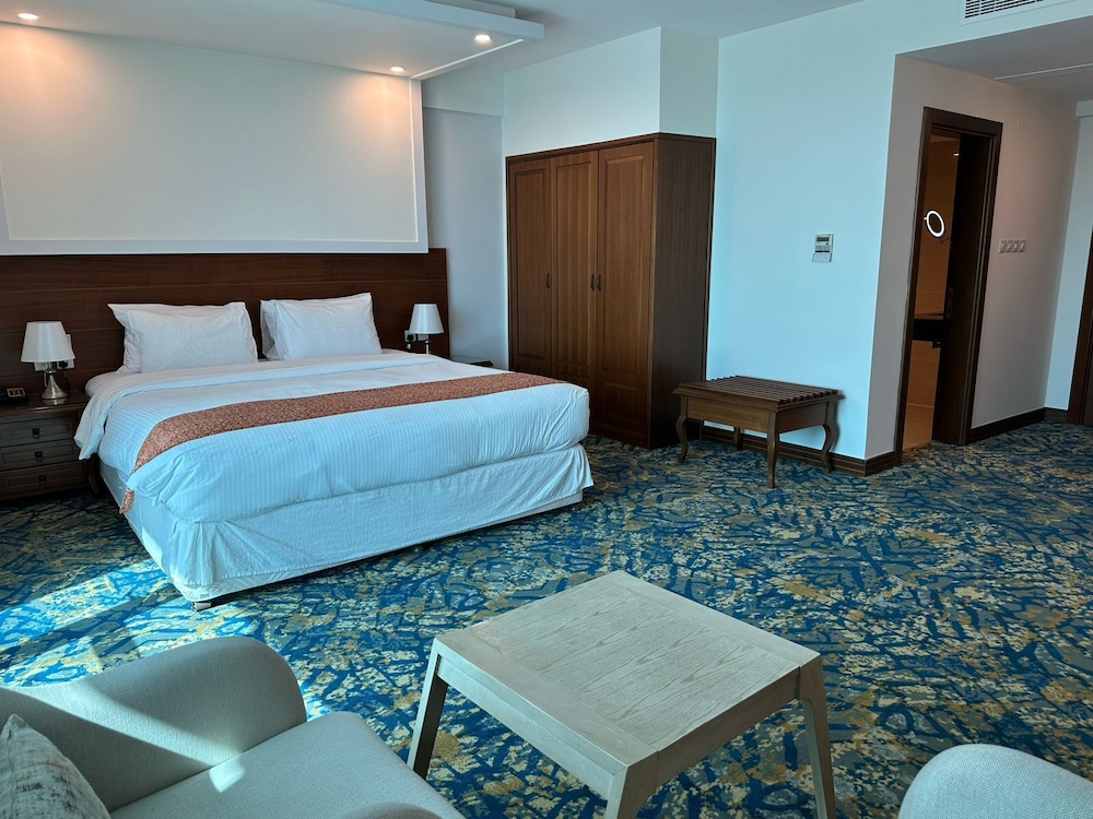 غرفة تنفيذية بسرير كينج بإطلالة على البحر بشرفة، Sur Grand Hotel 4/7