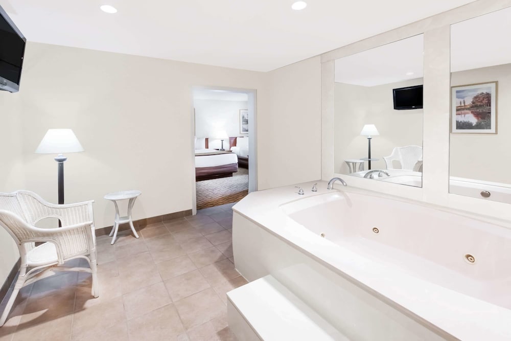 Baymont By Wyndham Grand Rapids Southeast 14/38