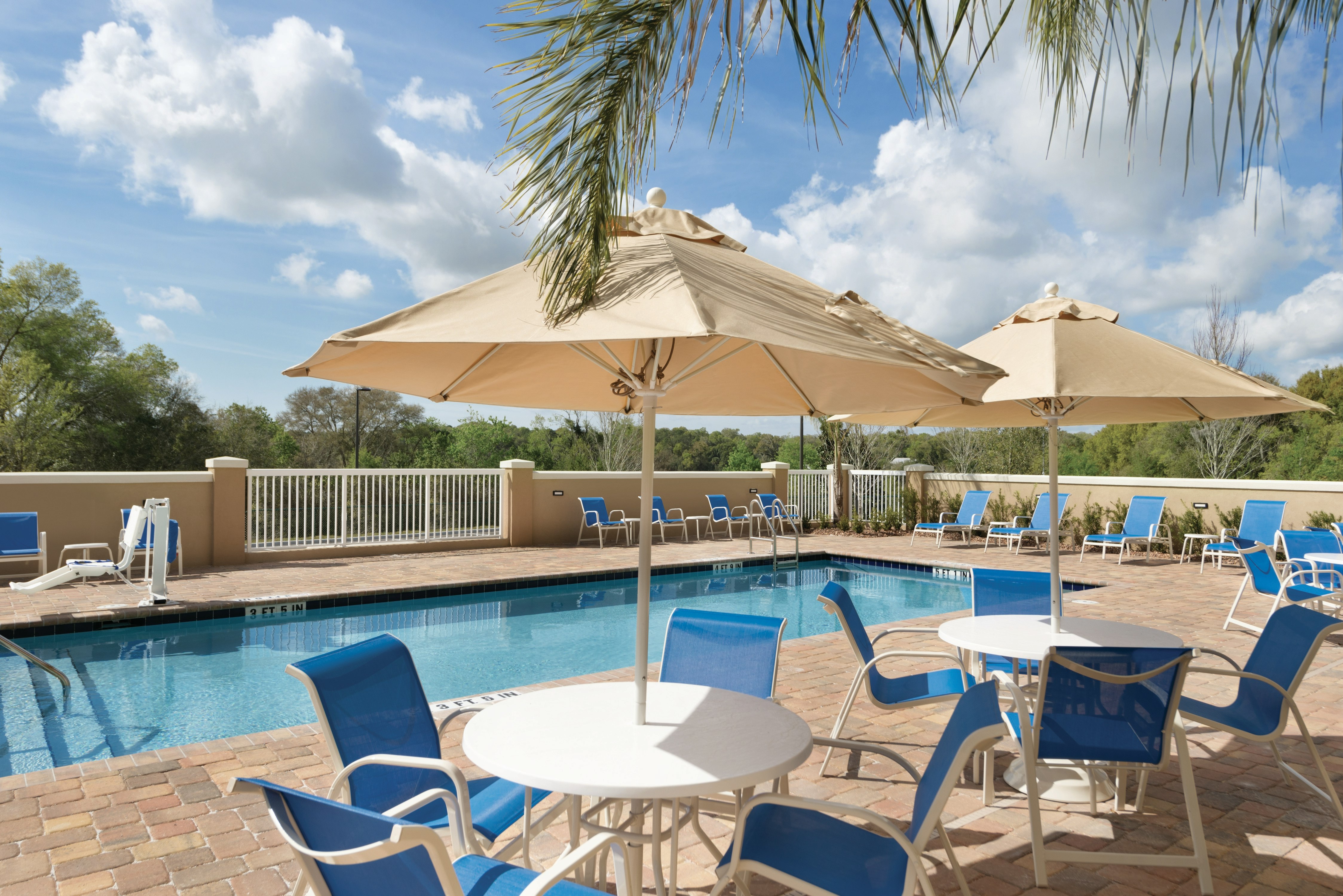 Hampton Inn Suites Deland 76/77