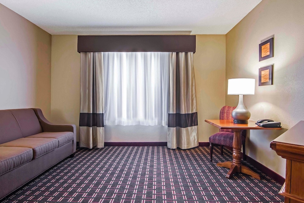 Quality Inn & Suites I-35 E-Walnut Hill 34/41