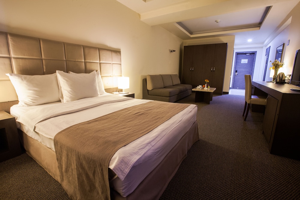 DELUXE, QUEEN BED