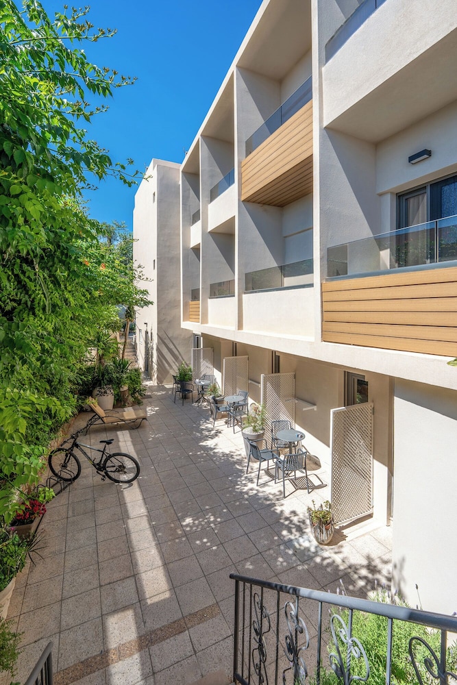 Erato Hotel 35/68