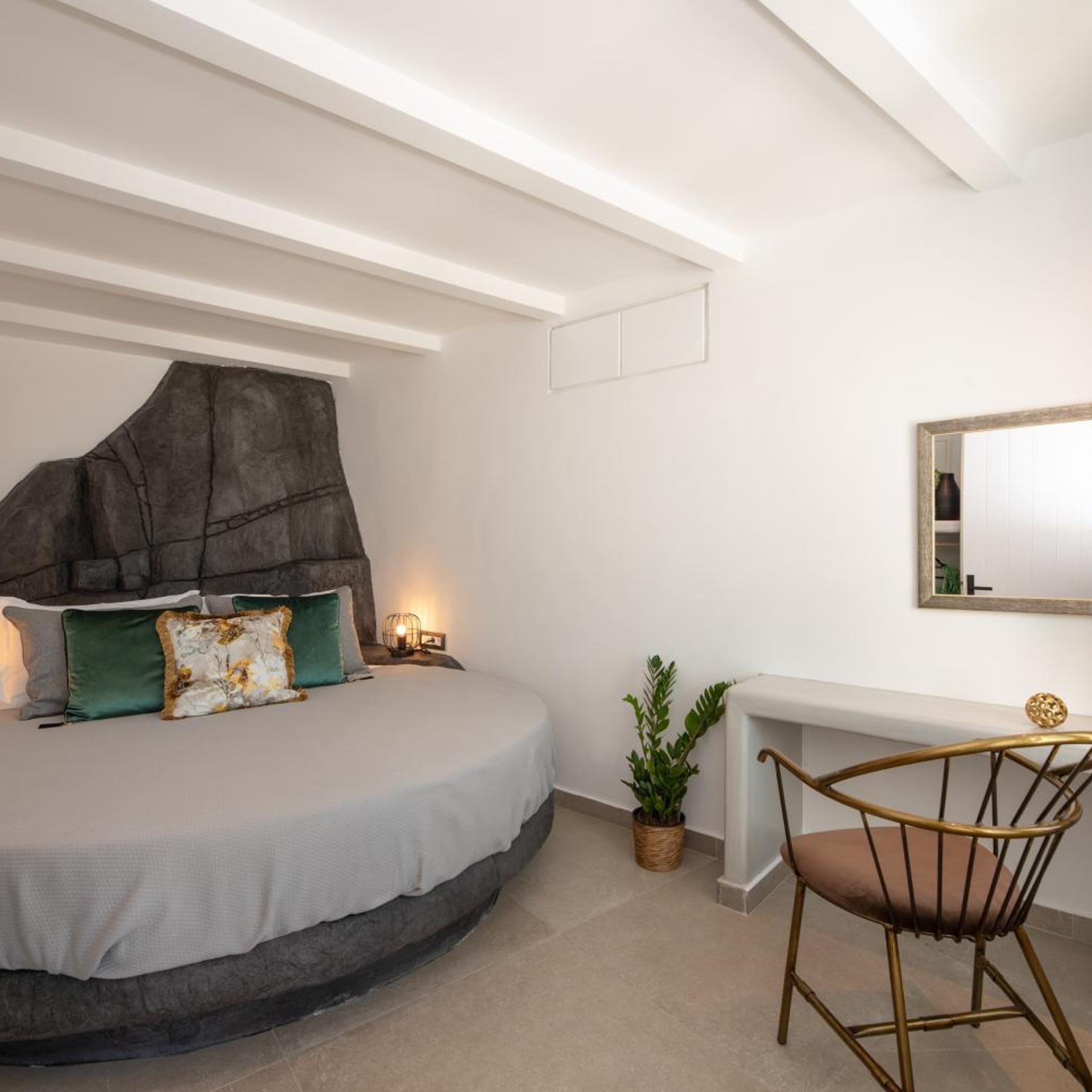 Executive, Suite, Outdoor Jetted Tub، Day Dream Luxury Suites 4/9