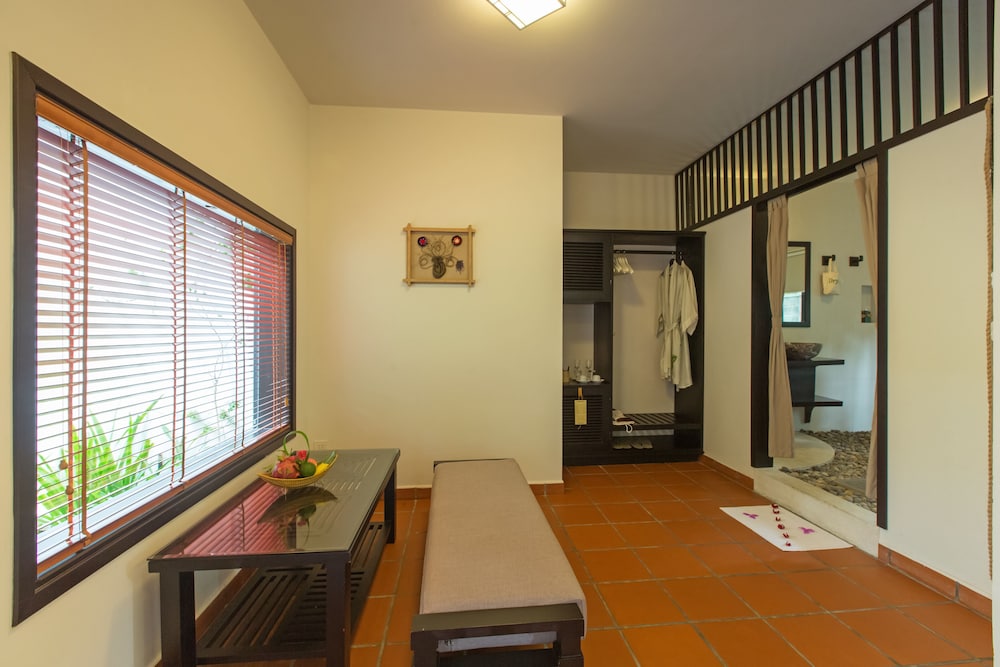 East West Villa 31/68