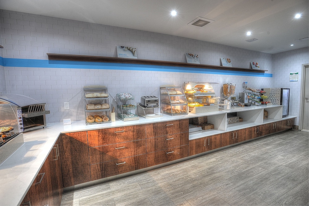 Holiday Inn Express Suites Toronto Airport West 45/55