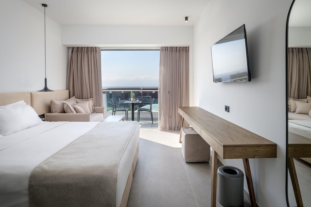 2 BEDROOMS, FAMILY SUITE, PARTIAL SEA VIEW
