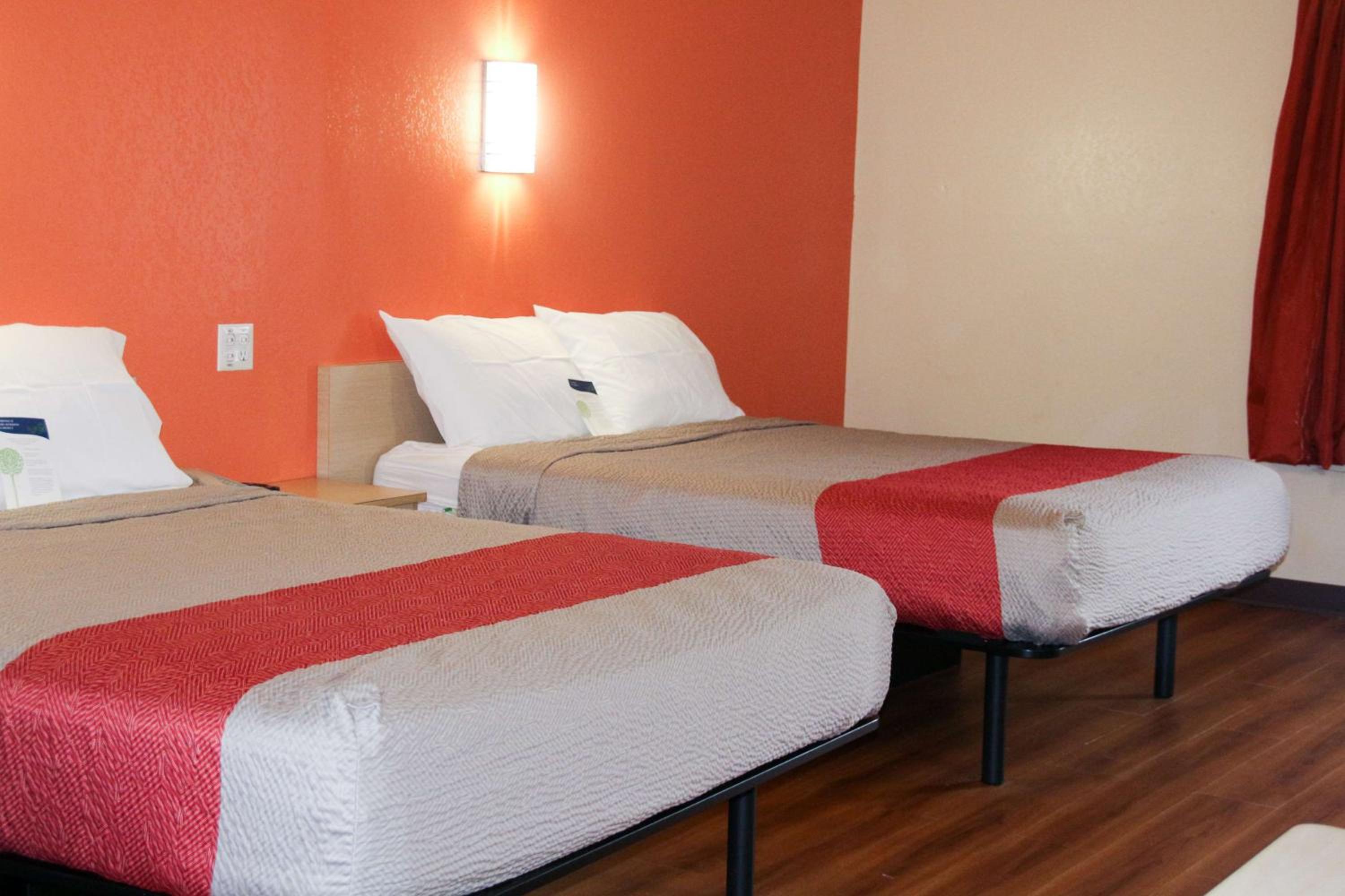 2 Queen Beds - ADA/RI Shower/Non-Smoking