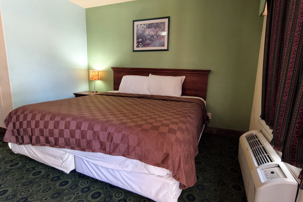 Room at Sunset Lodge Elgin near US 290 by Hotel O, Beaver - WV