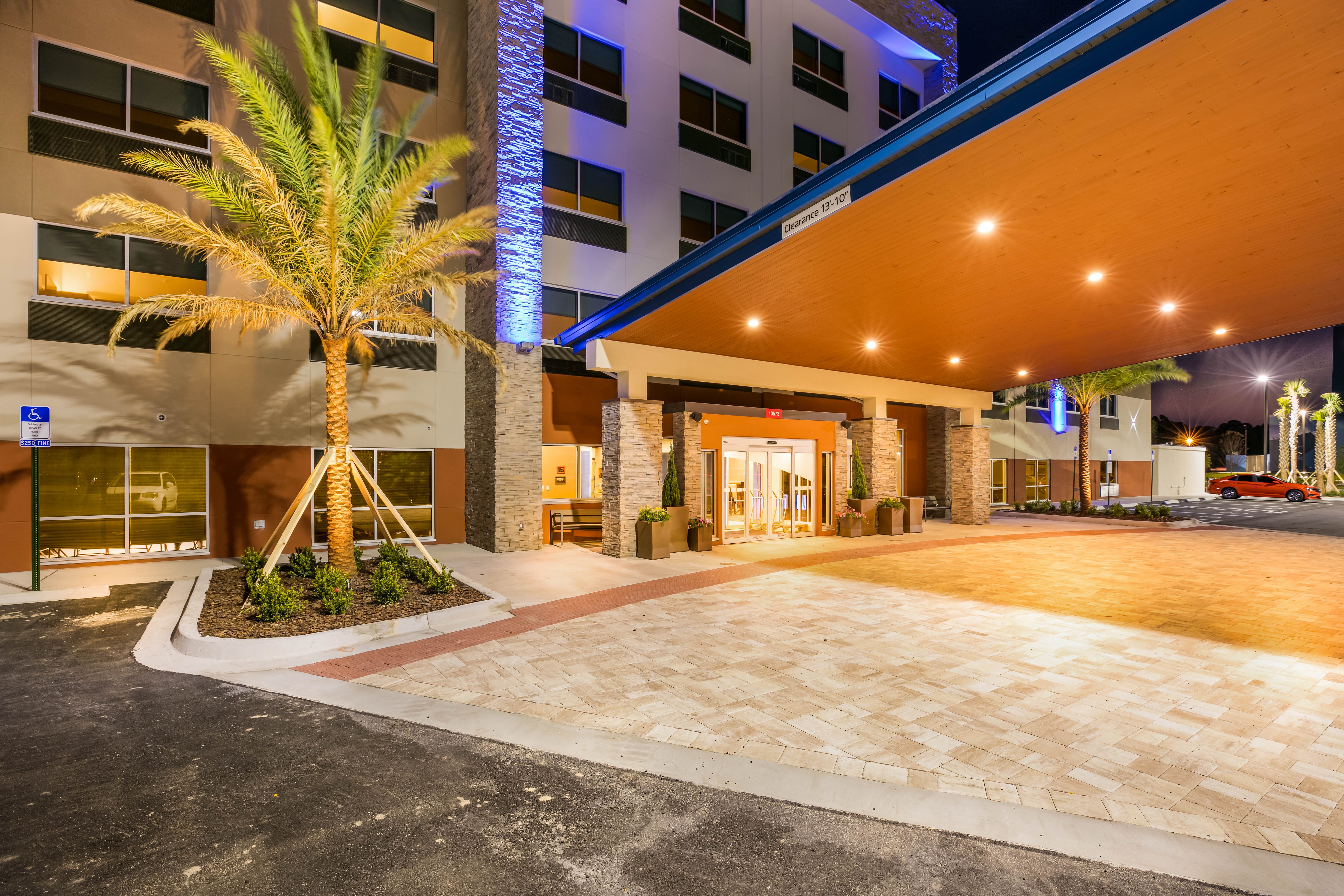 Holiday Inn Express Suites Jacksonville Town Center 42/46