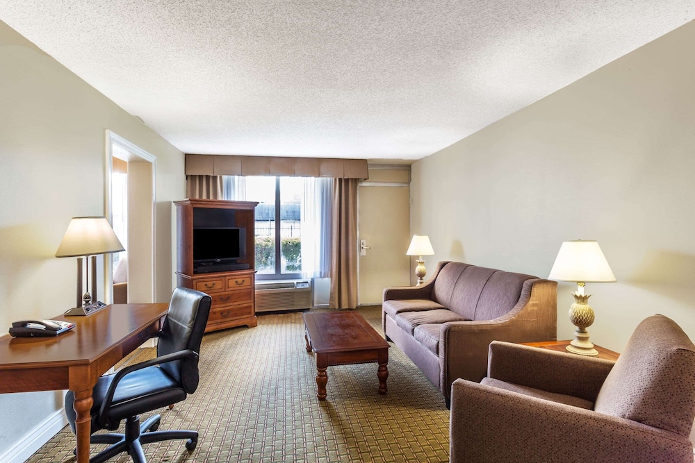 Ramada by Wyndham Houma 12/27