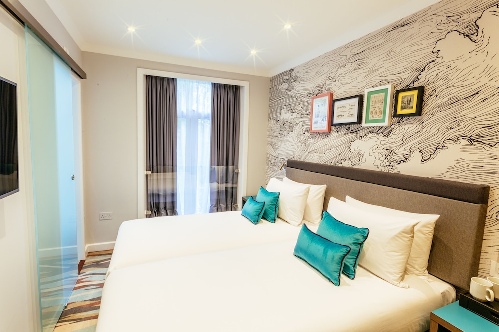 ROOM, TWIN BEDS