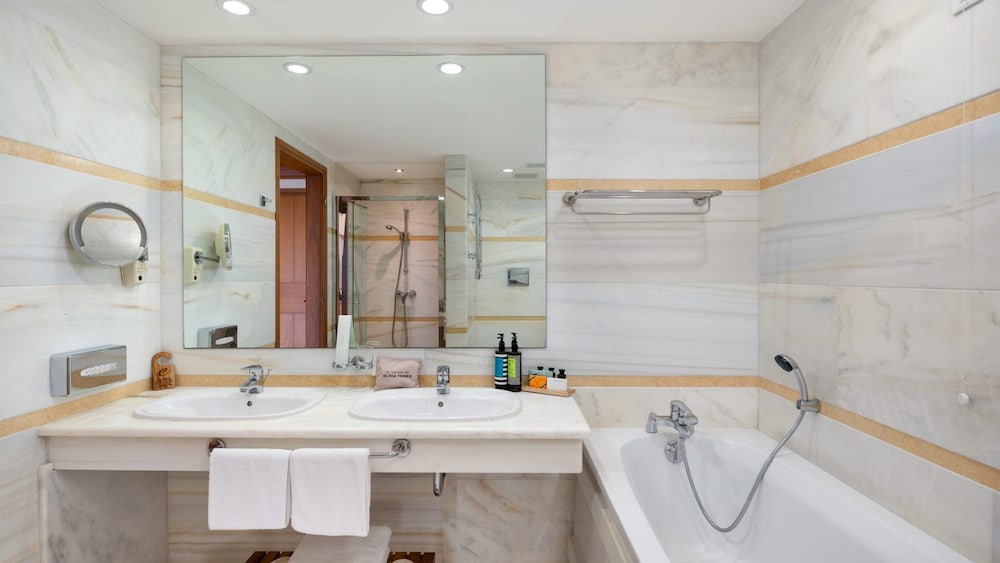 Superior, Queen Bed, Shared Pool, Sofa