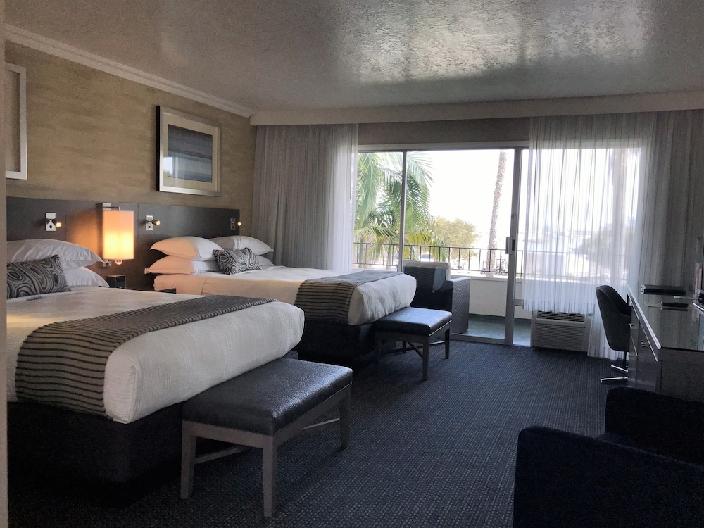 WEST BEACH INN A COAST HOTEL 26/65