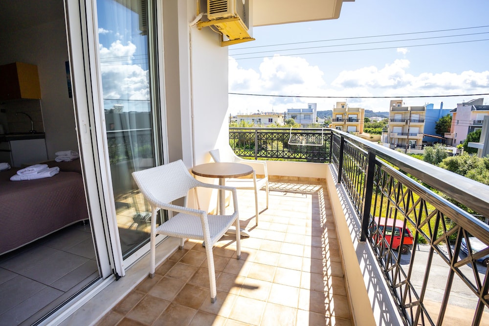 Johnhara Studios And Apartments 22/27