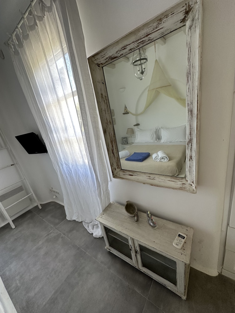 WHITE ROCK SUITES & VILLAS 17/50