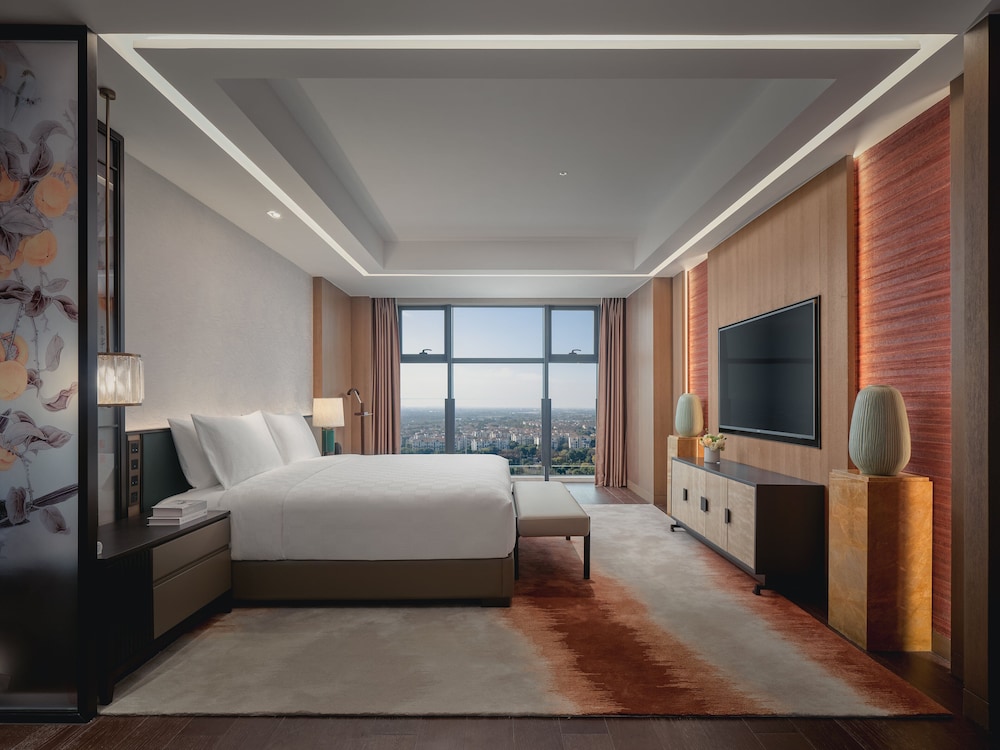 1 Bedroom, Suite, King Bed, Dining Area, Kitchen