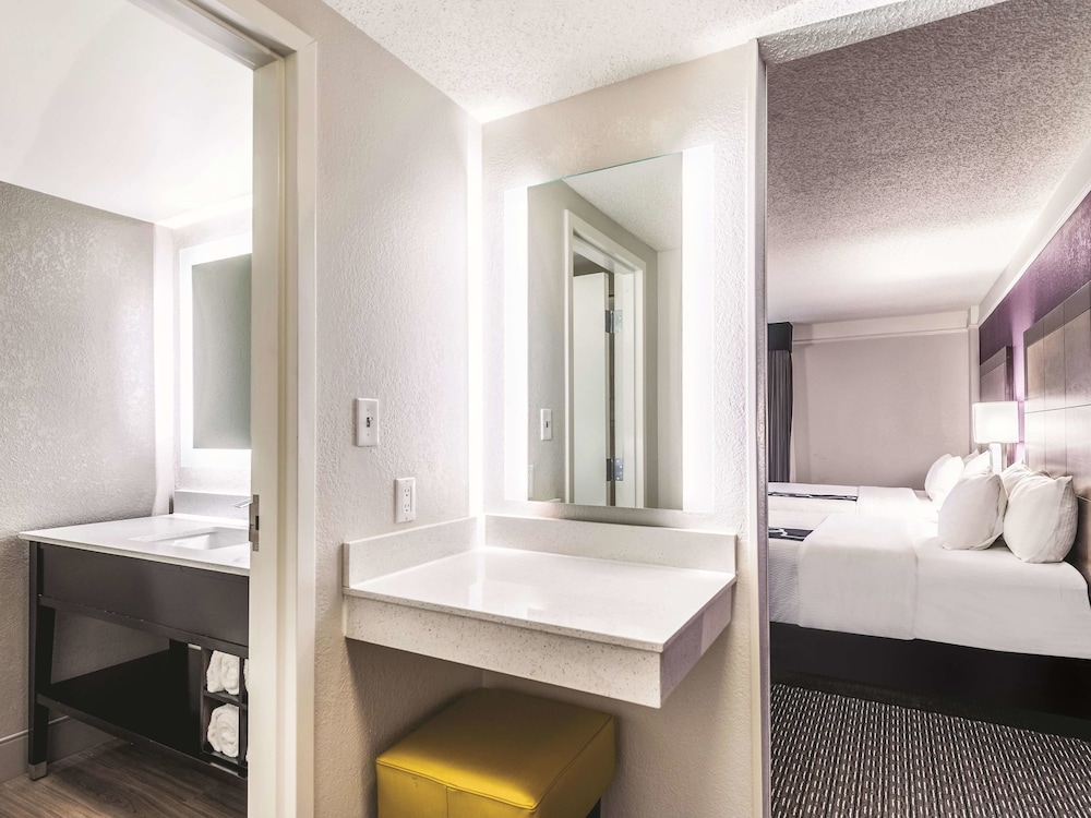 La Quinta Inn & Suites by Wyndham Cincinnati Sharonville 8/45