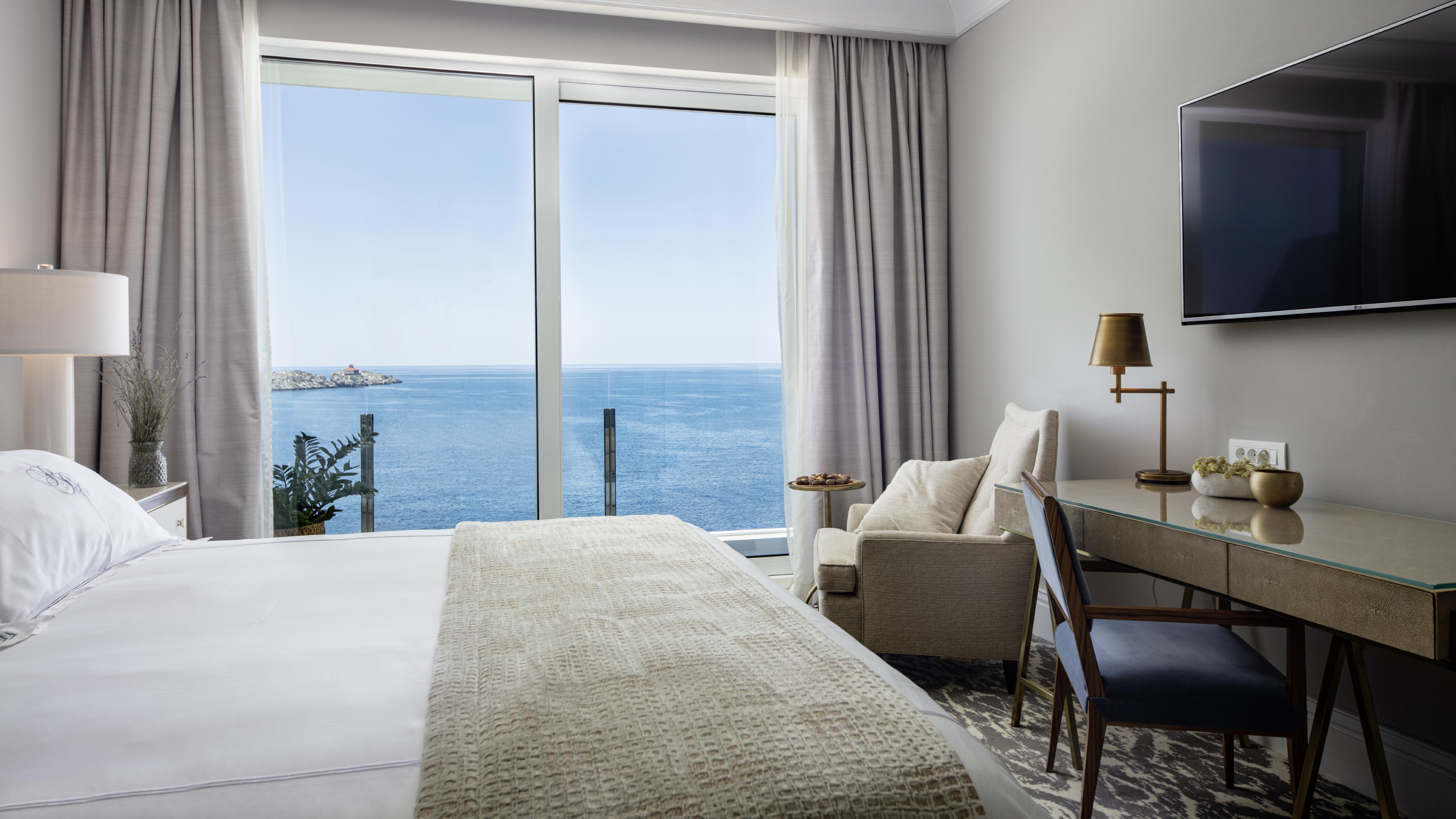 Sky, Royal, King Bed, Sea View, Balcony, Royal Blue Hotel 2/3