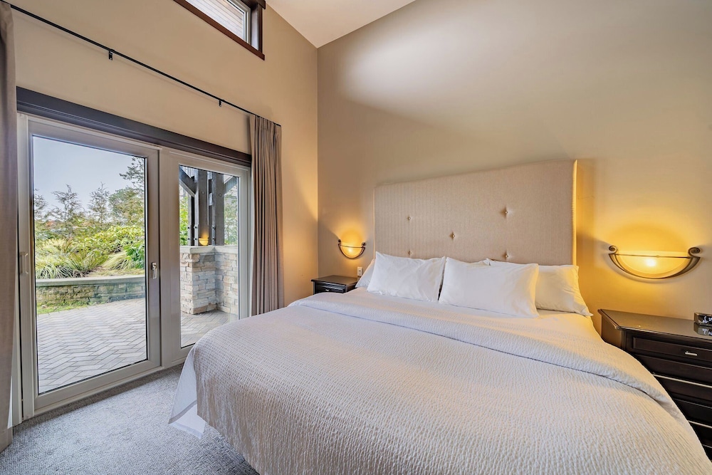Sunrise Ridge Waterfront Resort 21/82