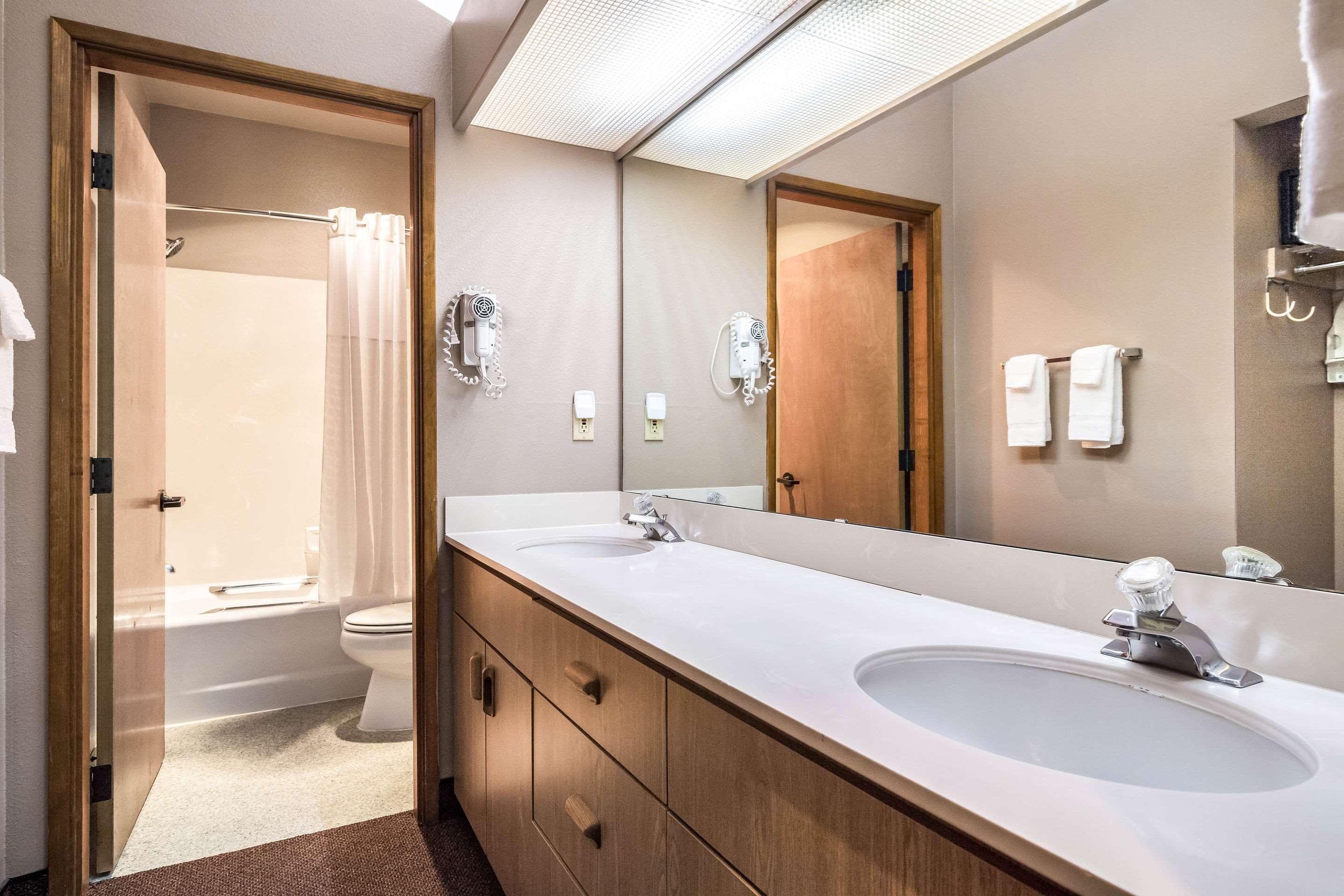 Efficiency, Suite, King Bed