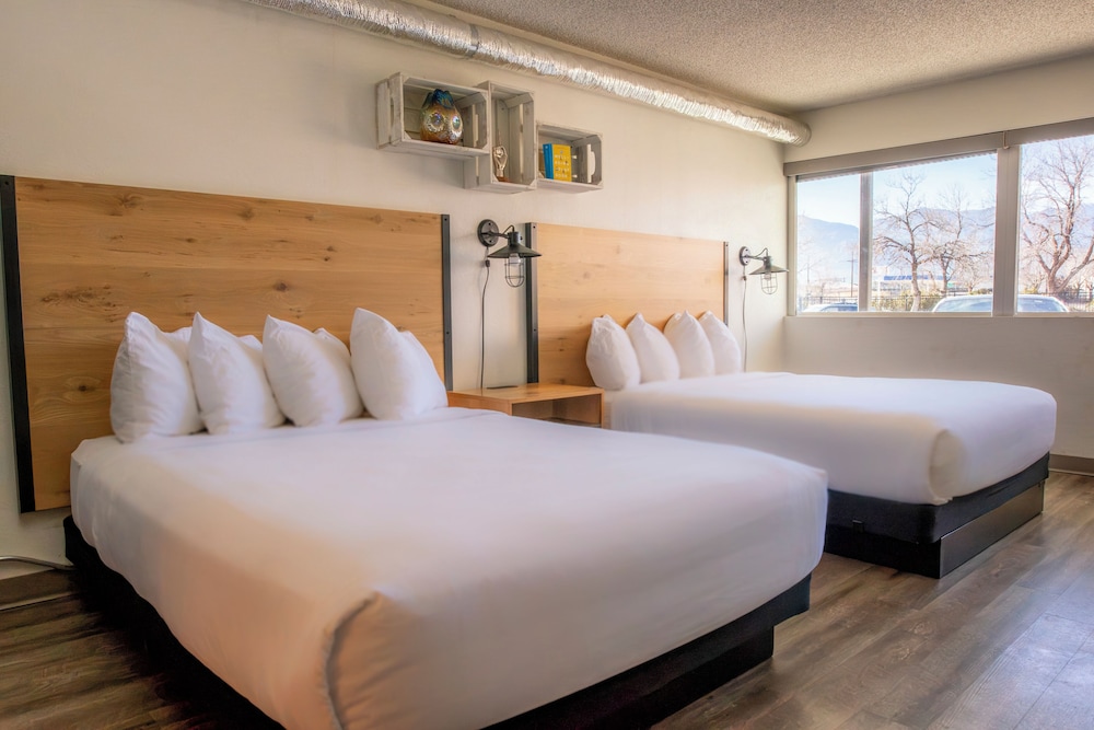 Room, 2 Queen Beds, Mountain View, Exterior Entrance