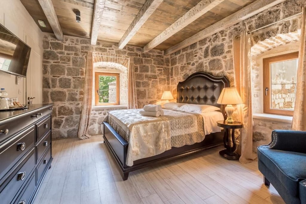DELUXE, QUEEN BED