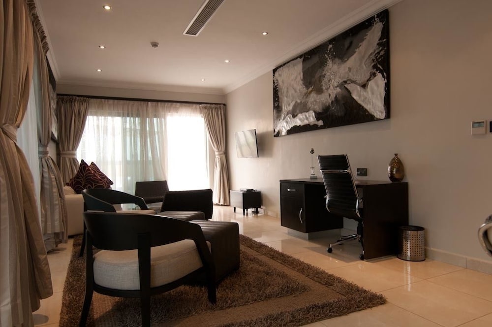 Leola Suites 24/37