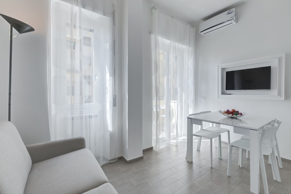 Trastevere White Apartment 8/17