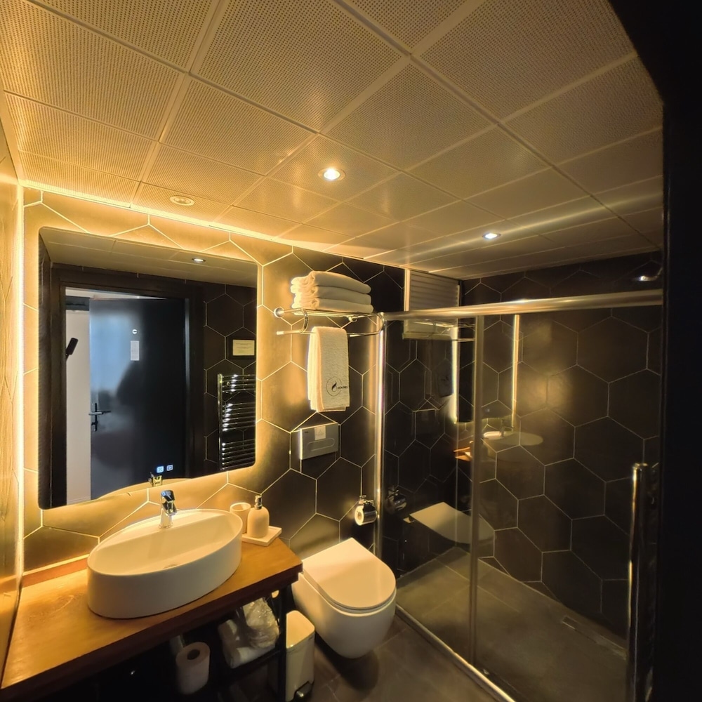 8 Rooms Boutique Hotel 50/50