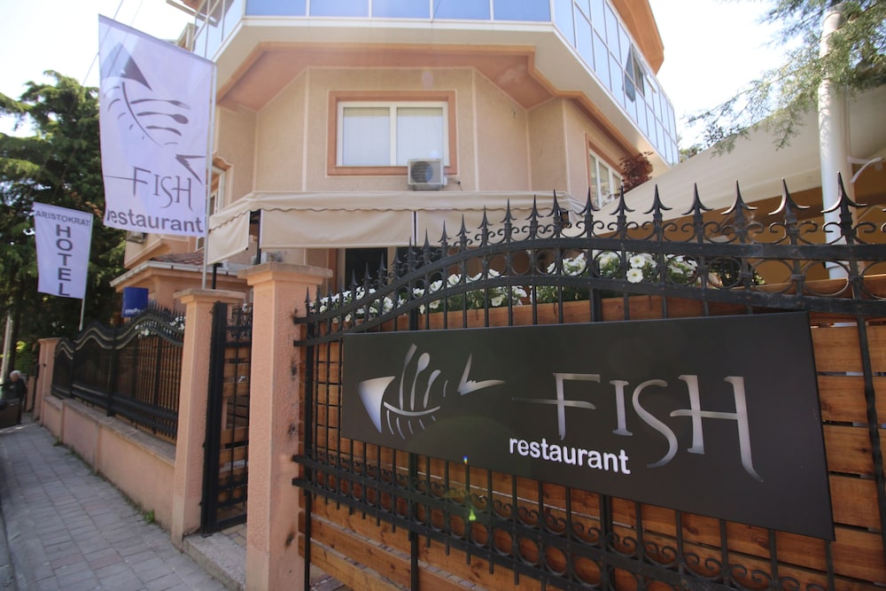 Hotel Aristocrat Fish Restaurant 4/69