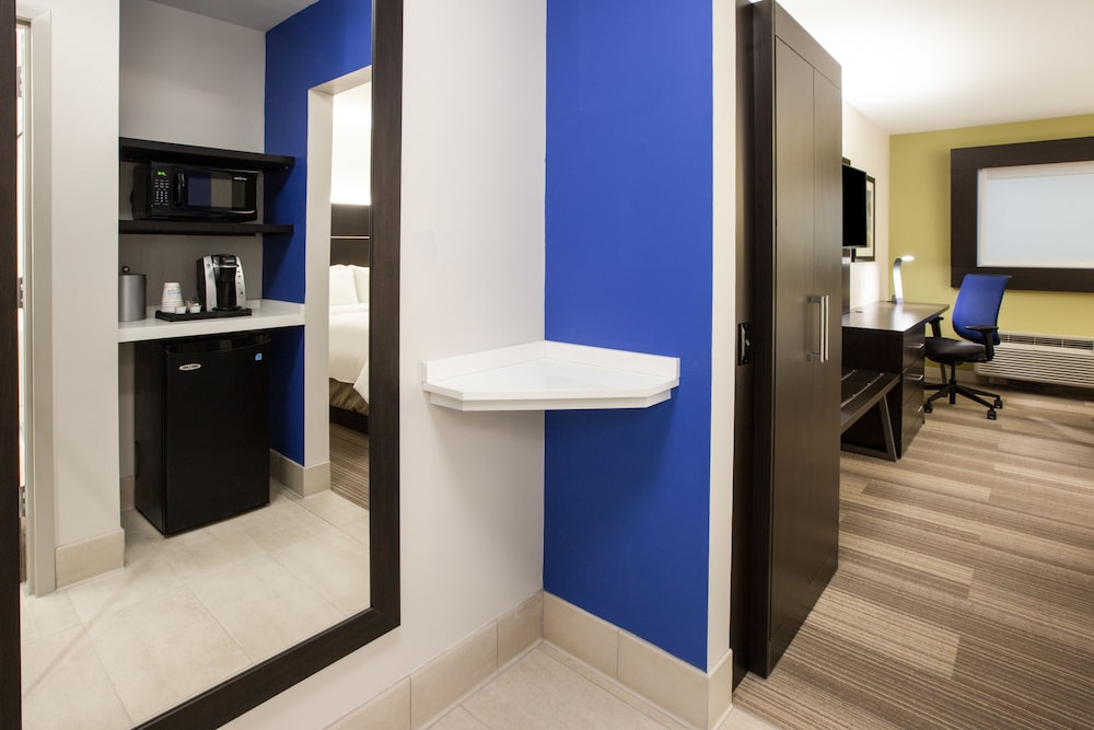 Holiday Inn Express Hotel And Suites Boston Marlboro 49/63
