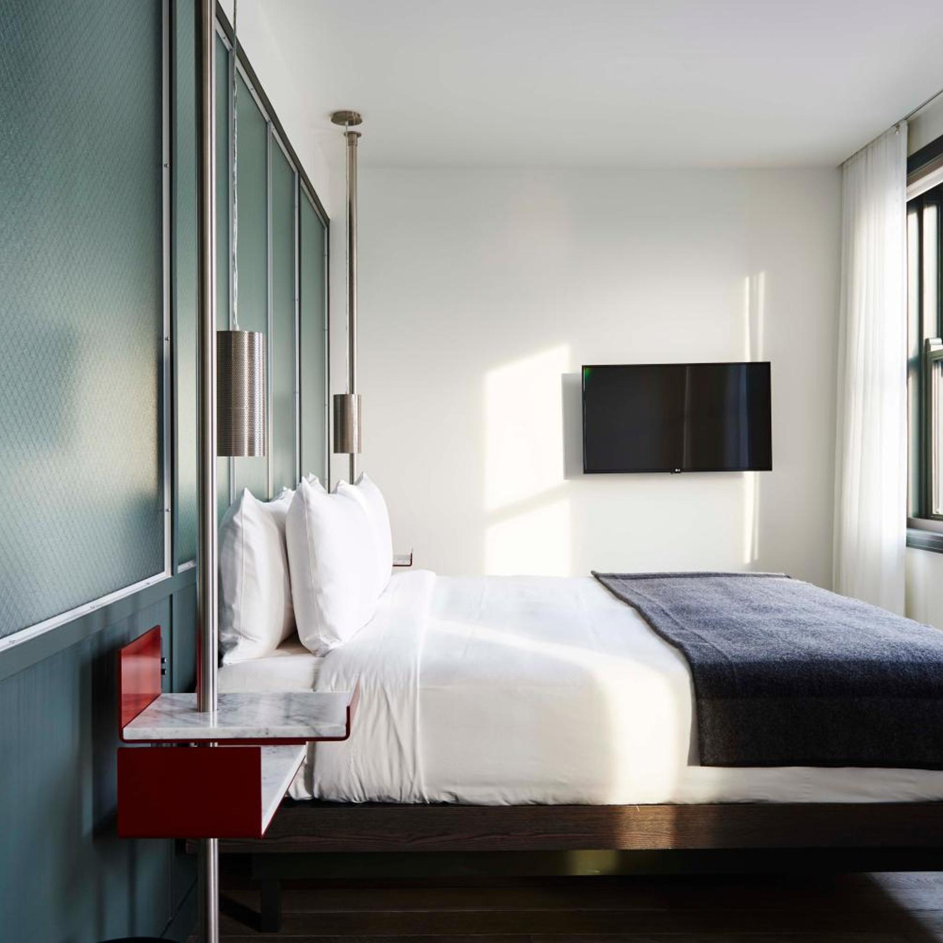 Urban, King Bed, Bathtub, Accessible