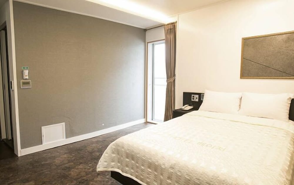 ROOM, DOUBLE BED