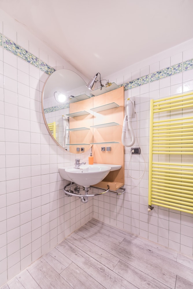 A Few Steps to The Duomo Upscale 2BD Apt 21/24