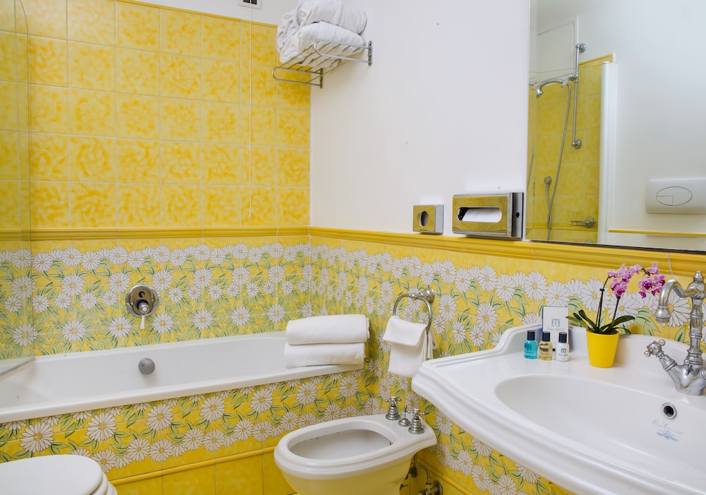Relais Maresca Luxury Small Hotel 68/71