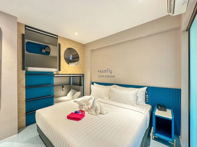 Female Dorm, Female Only, King Bed, 2 Bunk Beds