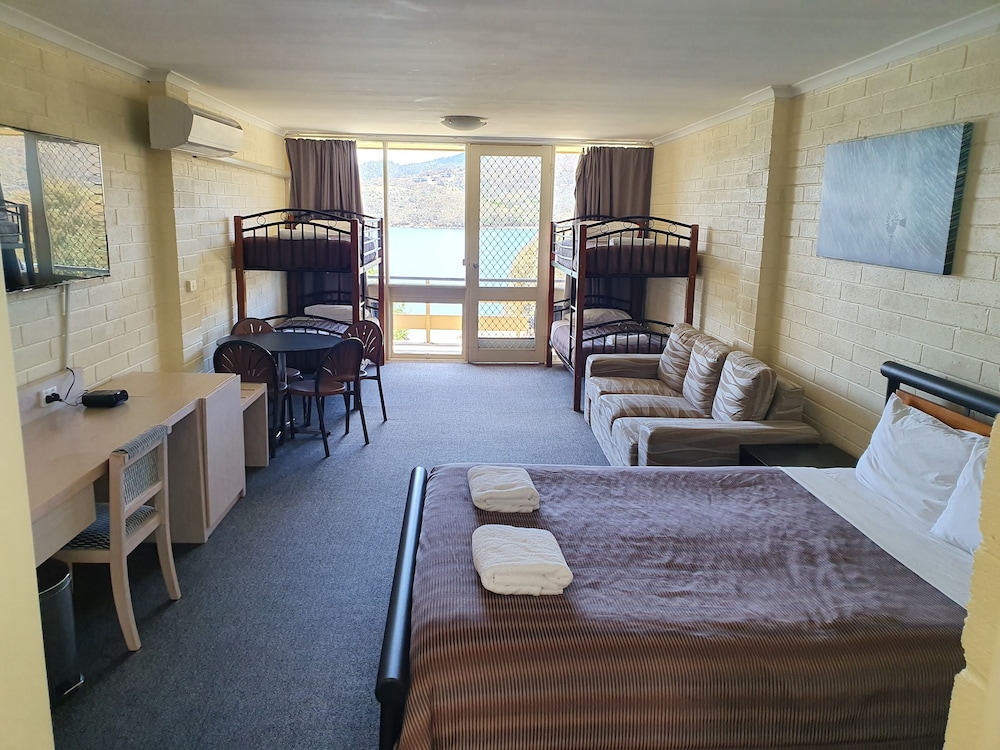 LAKE JINDABYNE HOTEL 33/75