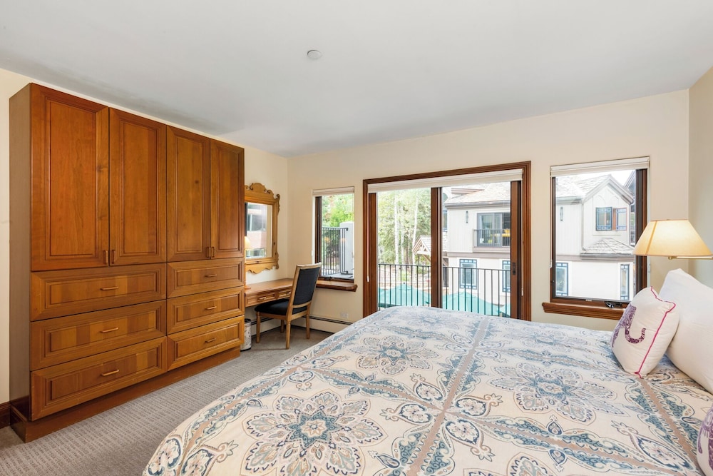 3 Bedrooms, Plaza, Deluxe, Lodge, Apartment, 1 King and 4 Single Beds, City View, Sofa