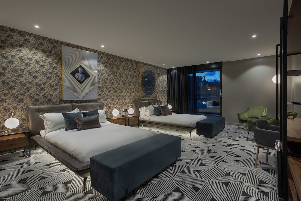 SUPERIOR, QUADRUPLE, 2 QUEEN BEDS
