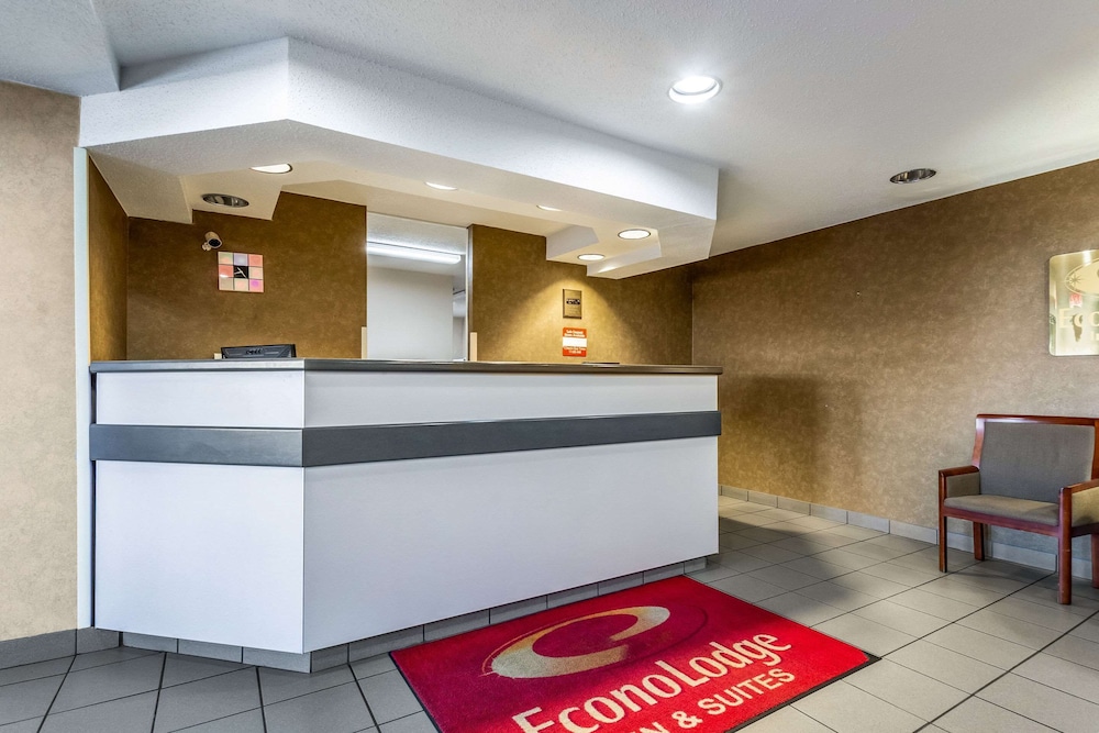 Econo Lodge Inn & Suites Evansville East 2/40