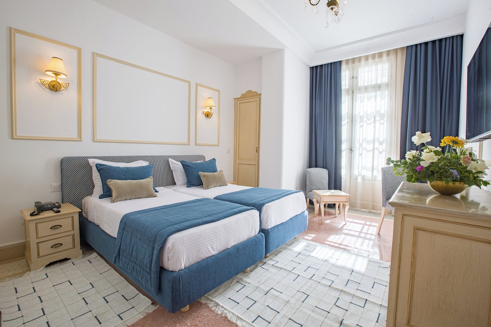 ROOM, DOUBLE OR TWIN BED