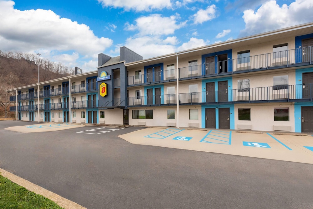 Super 8 by Wyndham Charleston WV 26/34