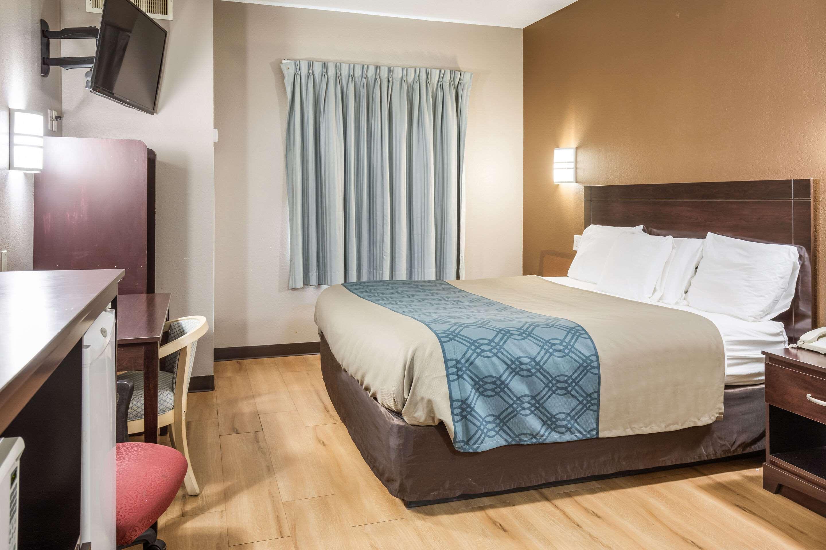 Room, King Bed, Smoking, Econo Lodge Morristown West 2/7