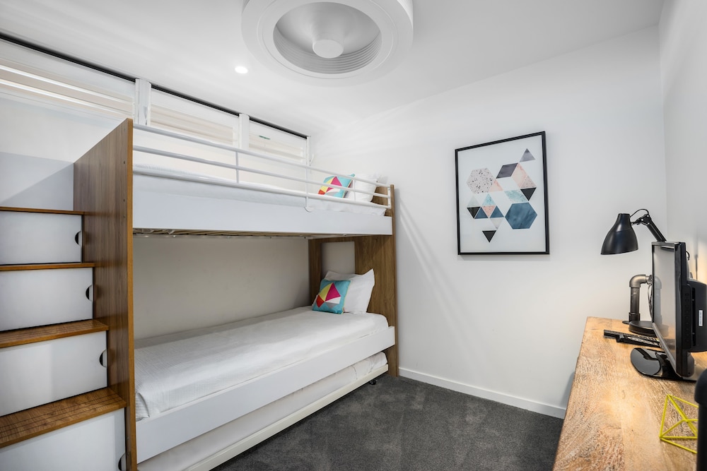 PACIFIC BEACH RESORT 25/77