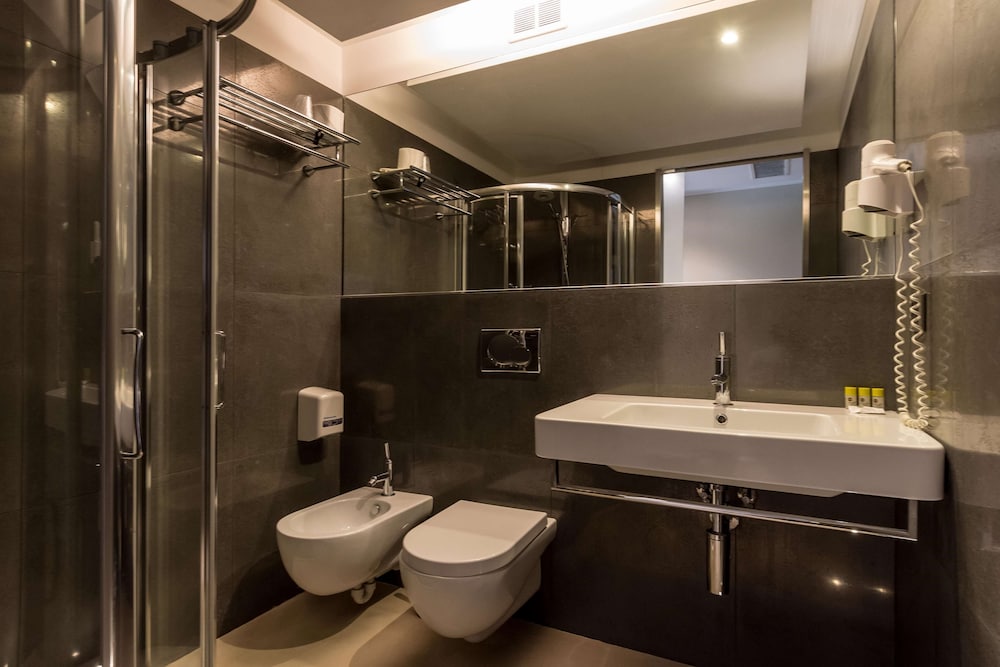 غرفة بسرير كوين بشرفة، B&B Hotel Savona 9/10
