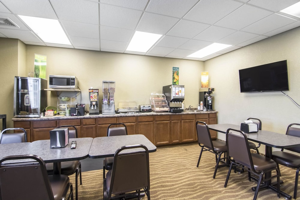 Quality Inn & Suites Thompson, MB 32/41