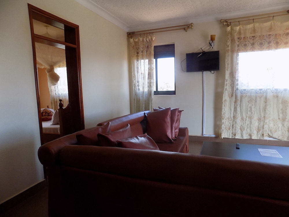 Olina Hotel And Apartments 28/38