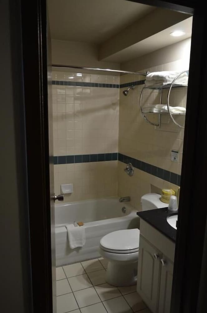 Airport Travellers Inn 49/51